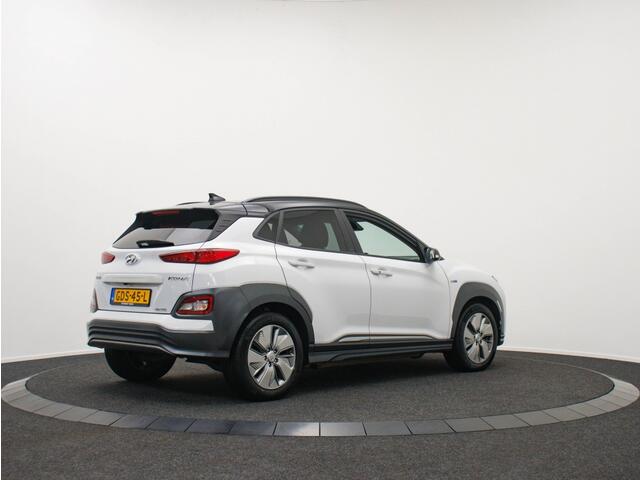 Hyundai Kona EV Premium 64 kWh | 3-Fase | Zwart dak | Weinig km!