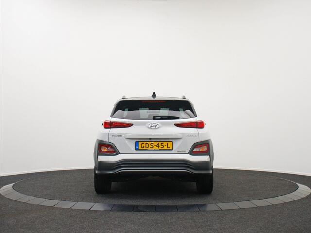 Hyundai Kona EV Premium 64 kWh | 3-Fase | Zwart dak | Weinig km!
