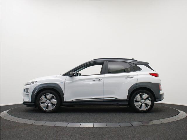Hyundai Kona EV Premium 64 kWh | 3-Fase | Zwart dak | Weinig km!