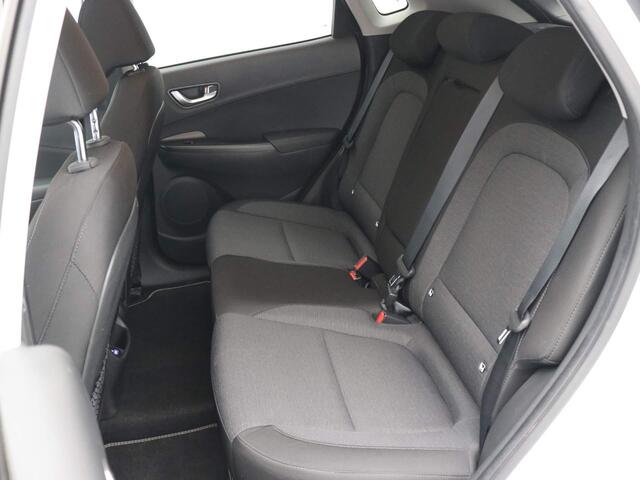 Hyundai Kona EV Fashion 64 kWh / 3-Fase laden / Navigatie / Bluelink / Climate Control / Airconditioning / Cruise Control / Keyless Entry