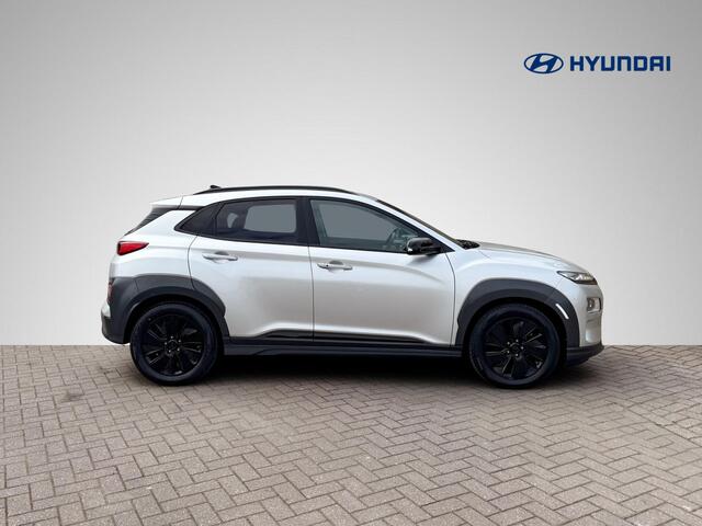 Hyundai Kona EV Premium 64 kWh 3-Fase Lader | Schuif-/Kanteldak | Navigatie | Stoelventilatie + -verwarming | Head-Up Display | Leder | Adapt. Cruise Control | Rijklaarprijs!