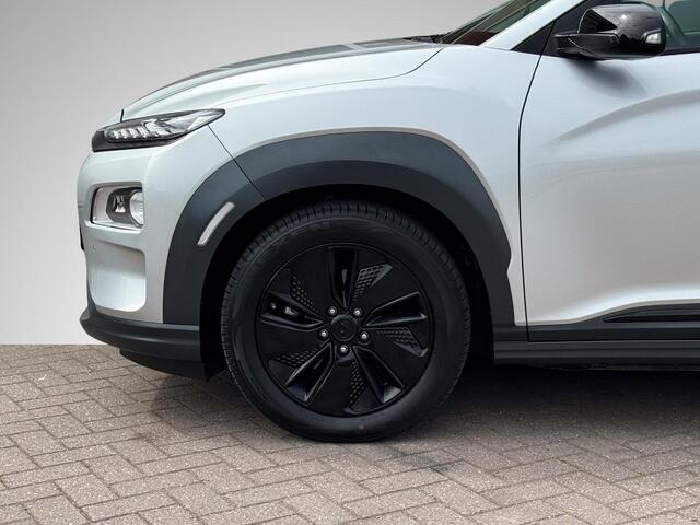 Hyundai Kona EV Premium 64 kWh 3-Fase Lader | Schuif-/Kanteldak | Navigatie | Stoelventilatie + -verwarming | Head-Up Display | Leder | Adapt. Cruise Control | Rijklaarprijs!