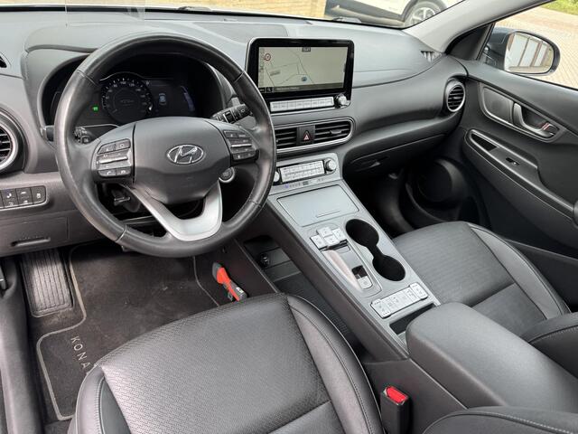 Hyundai Kona EV Premium 64 kWh 3-Fase Lader | Schuif-/Kanteldak | Navigatie | Stoelventilatie + -verwarming | Head-Up Display | Leder | Adapt. Cruise Control | Rijklaarprijs!
