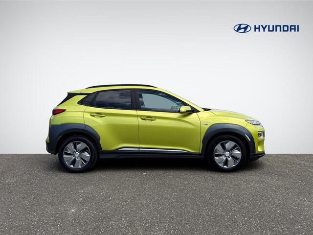 Hyundai Kona EV Premium 64 kWh 3-Fase Lader | Navigatie | Stoelventilatie + -verwarming | Head-Up Display | Leder | Adapt. Cruise Control | Rijklaarprijs!