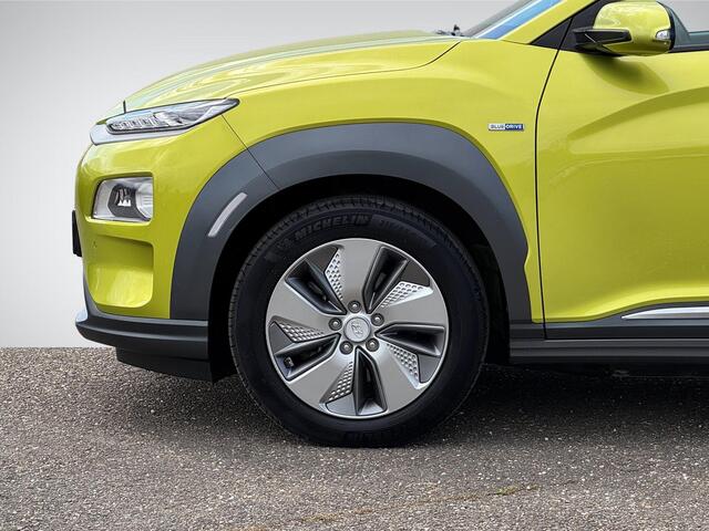 Hyundai Kona EV Premium 64 kWh 3-Fase Lader | Navigatie | Stoelventilatie + -verwarming | Head-Up Display | Leder | Adapt. Cruise Control | Rijklaarprijs!