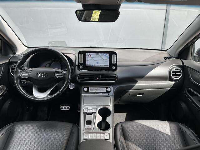 Hyundai Kona EV Premium 64 kWh / Navigatie / Stoelverwarming & Ventilatie / Trekhaak / Apple Carplay & Android Auto / Elektrisch Verstelbare Stoelen / 1 Fase /