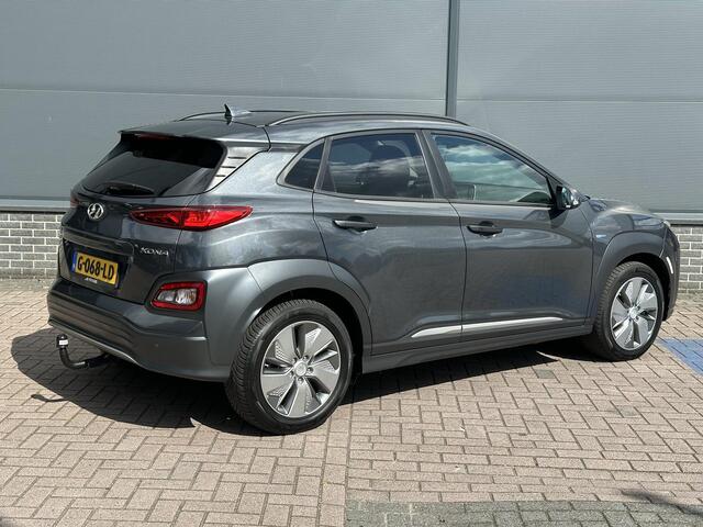 Hyundai Kona EV Premium 64 kWh / Navigatie / Stoelverwarming & Ventilatie / Trekhaak / Apple Carplay & Android Auto / Elektrisch Verstelbare Stoelen / 1 Fase /