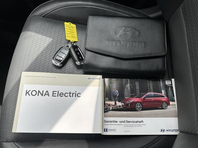 Hyundai Kona EV Premium 64 kWh / Navigatie / Stoelverwarming & Ventilatie / Trekhaak / Apple Carplay & Android Auto / Elektrisch Verstelbare Stoelen / 1 Fase /