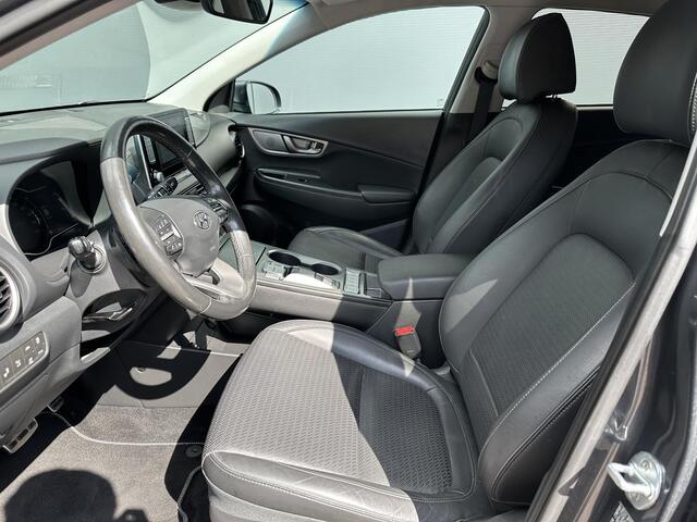 Hyundai Kona EV Premium 64 kWh / Navigatie / Stoelverwarming & Ventilatie / Trekhaak / Apple Carplay & Android Auto / Elektrisch Verstelbare Stoelen / 1 Fase /