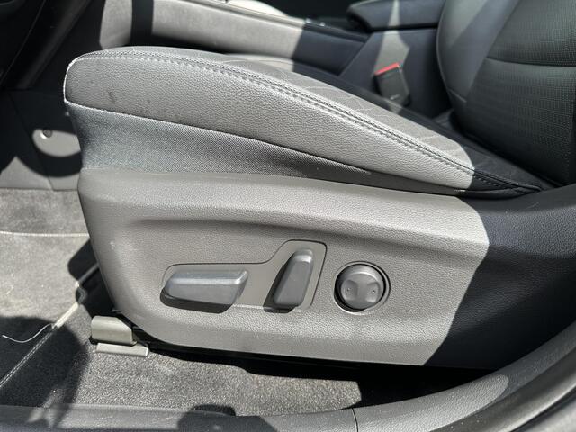 Hyundai Kona EV Premium 64 kWh / Navigatie / Stoelverwarming & Ventilatie / Trekhaak / Apple Carplay & Android Auto / Elektrisch Verstelbare Stoelen / 1 Fase /