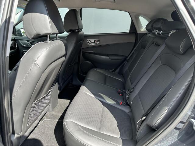 Hyundai Kona EV Premium 64 kWh / Navigatie / Stoelverwarming & Ventilatie / Trekhaak / Apple Carplay & Android Auto / Elektrisch Verstelbare Stoelen / 1 Fase /