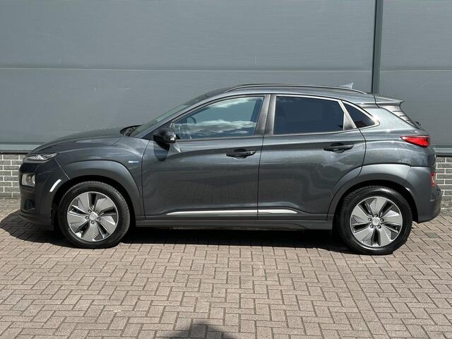 Hyundai Kona EV Premium 64 kWh / Navigatie / Stoelverwarming & Ventilatie / Trekhaak / Apple Carplay & Android Auto / Elektrisch Verstelbare Stoelen / 1 Fase /