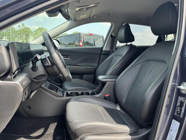 Hyundai Kona 1.6 GDI HEV Premium | Two-Tone Lakkleur | Stoelverwarming + -Ventilatie | 360° Camera | Leder | Navigatie | Apple Carplay/Android Auto | Geheugenstoel | Rijklaarprijs!