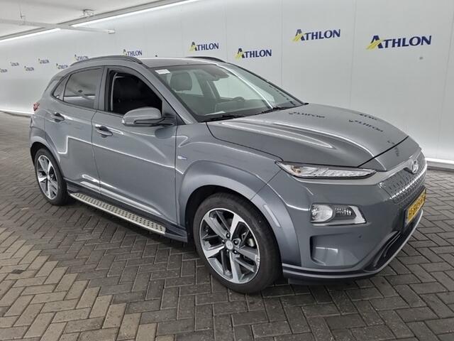 Hyundai Kona EV Premium 64 kWh (204 PK) 2e-Eig. & Keurig-Onderh. BOVAG-Garantie. NL-Auto. 3-Fase, Half-Leer, Warmtepomp, Navigatie/Apple-Carplay/Android-Auto, Adaptive-Cruisecontrol, Keyless-Entry/Start, Achteruitrijcamera, Stoel/ Head-Up, Gevent.-Voorstoelen, Premium