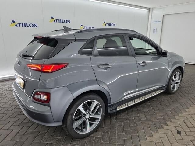 Hyundai Kona EV Premium 64 kWh (204 PK) 2e-Eig. & Keurig-Onderh. BOVAG-Garantie. NL-Auto. 3-Fase, Half-Leer, Warmtepomp, Navigatie/Apple-Carplay/Android-Auto, Adaptive-Cruisecontrol, Keyless-Entry/Start, Achteruitrijcamera, Stoel/ Head-Up, Gevent.-Voorstoelen, Premium