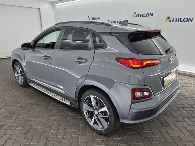 Hyundai Kona EV Premium 64 kWh (204 PK) 2e-Eig. & Keurig-Onderh. BOVAG-Garantie. NL-Auto. 3-Fase, Half-Leer, Warmtepomp, Navigatie/Apple-Carplay/Android-Auto, Adaptive-Cruisecontrol, Keyless-Entry/Start, Achteruitrijcamera, Stoel/ Head-Up, Gevent.-Voorstoelen, Premium