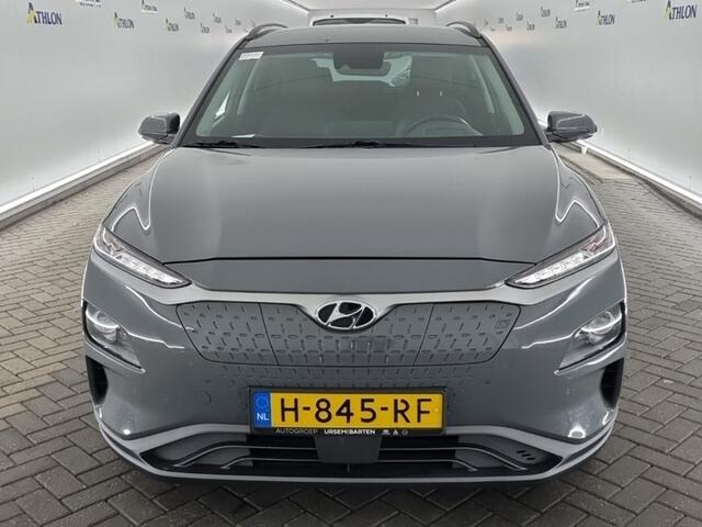 Hyundai Kona EV Premium 64 kWh (204 PK) 2e-Eig. & Keurig-Onderh. BOVAG-Garantie. NL-Auto. 3-Fase, Half-Leer, Warmtepomp, Navigatie/Apple-Carplay/Android-Auto, Adaptive-Cruisecontrol, Keyless-Entry/Start, Achteruitrijcamera, Stoel/ Head-Up, Gevent.-Voorstoelen, Premium