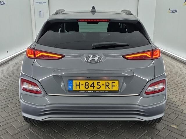 Hyundai Kona EV Premium 64 kWh (204 PK) 2e-Eig. & Keurig-Onderh. BOVAG-Garantie. NL-Auto. 3-Fase, Half-Leer, Warmtepomp, Navigatie/Apple-Carplay/Android-Auto, Adaptive-Cruisecontrol, Keyless-Entry/Start, Achteruitrijcamera, Stoel/ Head-Up, Gevent.-Voorstoelen, Premium