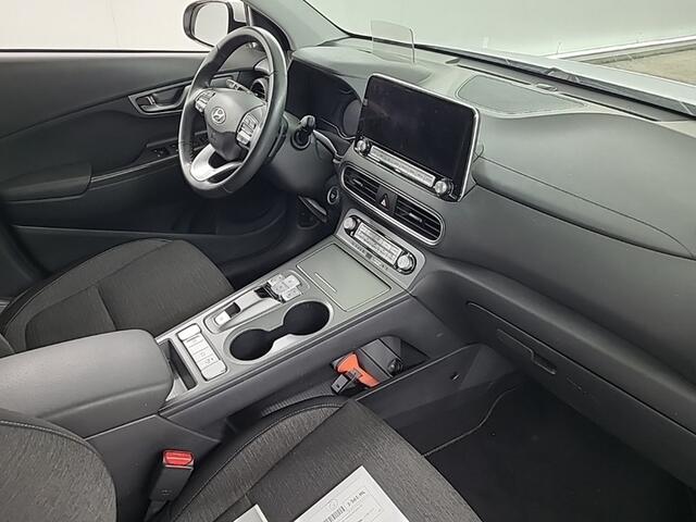 Hyundai Kona EV Premium 64 kWh (204 PK) 2e-Eig. & Keurig-Onderh. BOVAG-Garantie. NL-Auto. 3-Fase, Half-Leer, Warmtepomp, Navigatie/Apple-Carplay/Android-Auto, Adaptive-Cruisecontrol, Keyless-Entry/Start, Achteruitrijcamera, Stoel/ Head-Up, Gevent.-Voorstoelen, Premium