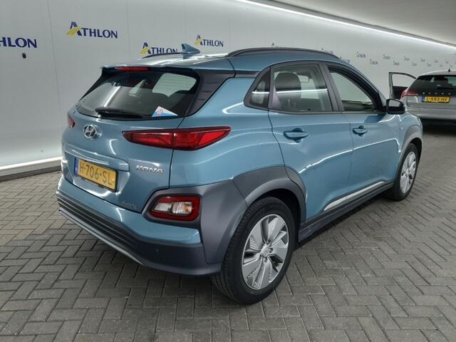 Hyundai Kona EV Comfort 64 kWh (204 PK) 1e-Eig. & Dealer-Onderh. BOVAG-Garantie. NL-Auto. 3-Fase, Warmtepomp, Navigatie/Apple-Carplay/Android-Auto, Adaptive-Cruisecontrol, Keyless-Entry/Start, Achteruitrijcamera, Parkeersensoren, DAB, Lm-Velgen-17Inch, Privacy-Glas