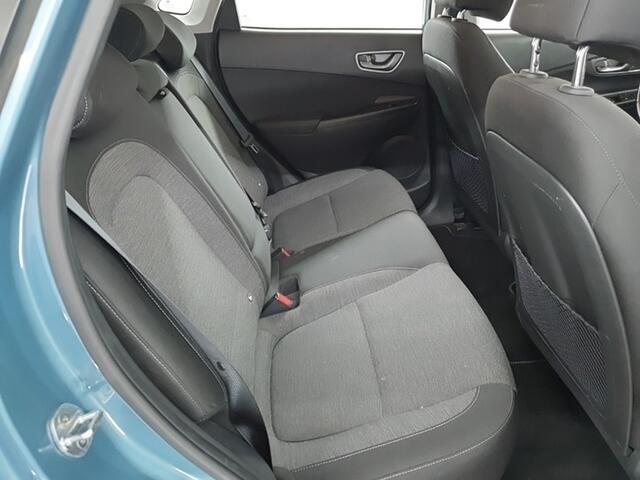 Hyundai Kona EV Comfort 64 kWh (204 PK) 1e-Eig. & Dealer-Onderh. BOVAG-Garantie. NL-Auto. 3-Fase, Warmtepomp, Navigatie/Apple-Carplay/Android-Auto, Adaptive-Cruisecontrol, Keyless-Entry/Start, Achteruitrijcamera, Parkeersensoren, DAB, Lm-Velgen-17Inch, Privacy-Glas