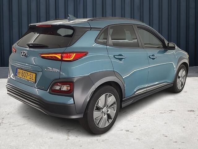 Hyundai Kona EV Premium 64 kWh (204 PK) 1e-Eig. & Keurig-Onderh. BOVAG-Garantie. NL-Auto. 3-Fase, Warmtepomp, Half-Leer, Navigatie/Apple-Carplay/Android-Auto, Adaptive-Cruisecontrol, Keyless-Entry/Start, Parkeersensoren-V+A, wachten met adverteren Achteruitrijcamera, 