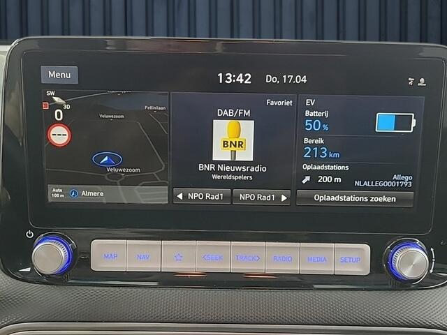 Hyundai Kona EV Premium 64 kWh (204 PK) 1e-Eig. & Keurig-Onderh. BOVAG-Garantie. NL-Auto. 3-Fase, Warmtepomp, Half-Leer, Navigatie/Apple-Carplay/Android-Auto, Adaptive-Cruisecontrol, Keyless-Entry/Start, Parkeersensoren-V+A, wachten met adverteren Achteruitrijcamera, 