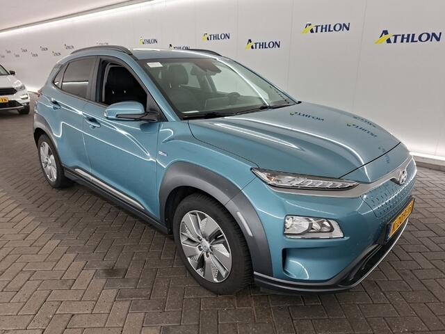 Hyundai Kona EV Fashion 64 kWh (204 PK) 2e-Eig,. & Dealer-Onderh. BOVAG-Garantie. NL-Auto. 3-Fase, Schuifkanteldak, Warmtepomp, Navigatie/Apple-Carplay/Android-Auto, Parkeersensoren, Achteruitrijcamera, Head-Up, Keyless-Entry/Start Premium-Audio, DAB, Lm-Velgen-17Inch