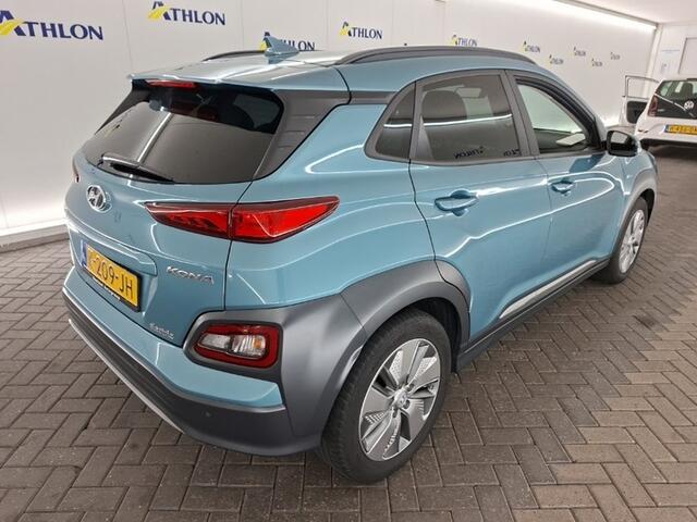 Hyundai Kona EV Fashion 64 kWh (204 PK) 2e-Eig,. & Dealer-Onderh. BOVAG-Garantie. NL-Auto. 3-Fase, Schuifkanteldak, Warmtepomp, Navigatie/Apple-Carplay/Android-Auto, Parkeersensoren, Achteruitrijcamera, Head-Up, Keyless-Entry/Start Premium-Audio, DAB, Lm-Velgen-17Inch