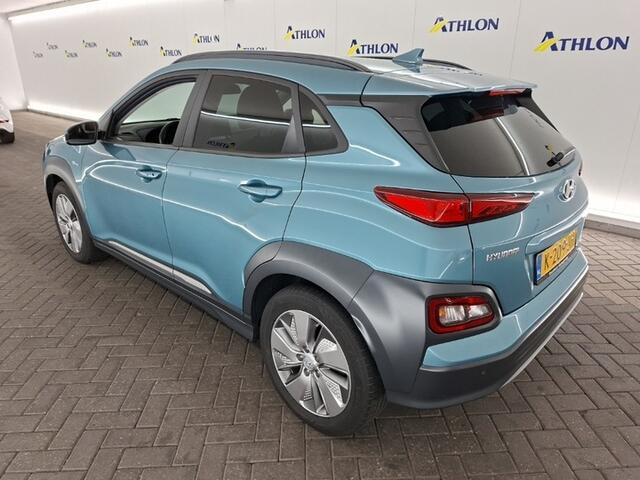 Hyundai Kona EV Fashion 64 kWh (204 PK) 2e-Eig,. & Dealer-Onderh. BOVAG-Garantie. NL-Auto. 3-Fase, Schuifkanteldak, Warmtepomp, Navigatie/Apple-Carplay/Android-Auto, Parkeersensoren, Achteruitrijcamera, Head-Up, Keyless-Entry/Start Premium-Audio, DAB, Lm-Velgen-17Inch