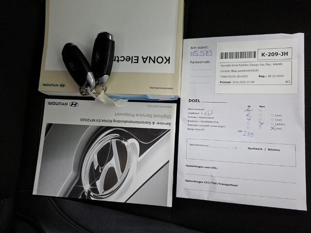 Hyundai Kona EV Fashion 64 kWh (204 PK) 2e-Eig,. & Dealer-Onderh. BOVAG-Garantie. NL-Auto. 3-Fase, Schuifkanteldak, Warmtepomp, Navigatie/Apple-Carplay/Android-Auto, Parkeersensoren, Achteruitrijcamera, Head-Up, Keyless-Entry/Start Premium-Audio, DAB, Lm-Velgen-17Inch