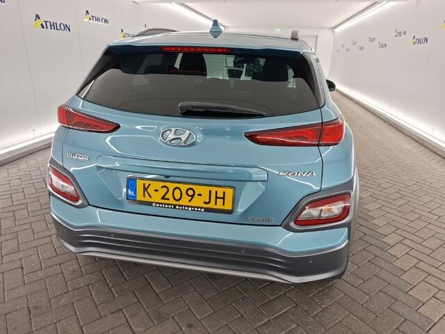 Hyundai Kona EV Fashion 64 kWh (204 PK) 2e-Eig,. & Dealer-Onderh. BOVAG-Garantie. NL-Auto. 3-Fase, Schuifkanteldak, Warmtepomp, Navigatie/Apple-Carplay/Android-Auto, Parkeersensoren, Achteruitrijcamera, Head-Up, Keyless-Entry/Start Premium-Audio, DAB, Lm-Velgen-17Inch