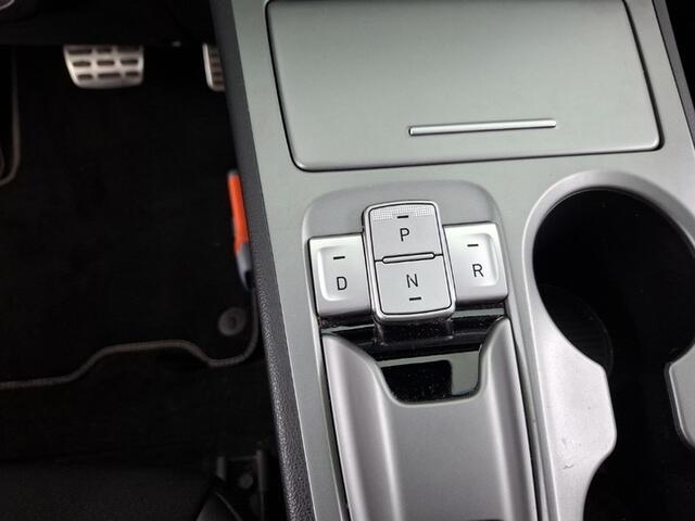 Hyundai Kona EV Fashion 64 kWh (204 PK) 2e-Eig,. & Dealer-Onderh. BOVAG-Garantie. NL-Auto. 3-Fase, Schuifkanteldak, Warmtepomp, Navigatie/Apple-Carplay/Android-Auto, Parkeersensoren, Achteruitrijcamera, Head-Up, Keyless-Entry/Start Premium-Audio, DAB, Lm-Velgen-17Inch
