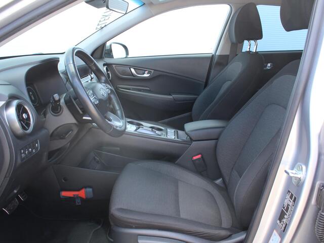 Hyundai Kona EV Comfort 64 kWh / Trekhaak Afneembaar / Navigatie + Apple Carplay/Android Auto / Warmtepomp / Climate Control / Achteruitrijcamera /