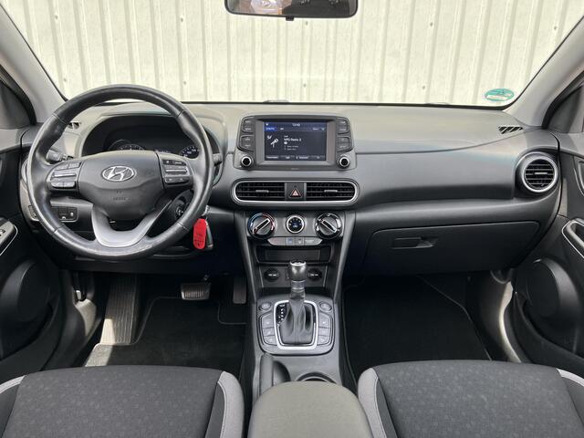 Hyundai Kona 1.6 T-GDI 4WD Fashion / Trekhaak 1.250 KG Trekgewicht / Vierseizoenenbanden / Navigatie door Apple CarPlay/Android Auto / Dealer Onderhouden / Lichtmetalen Velgen / Cruise Control / Airco / Stoel & Stuurverwarming / DAB / Achteruitrijcamera / Parkeersenso