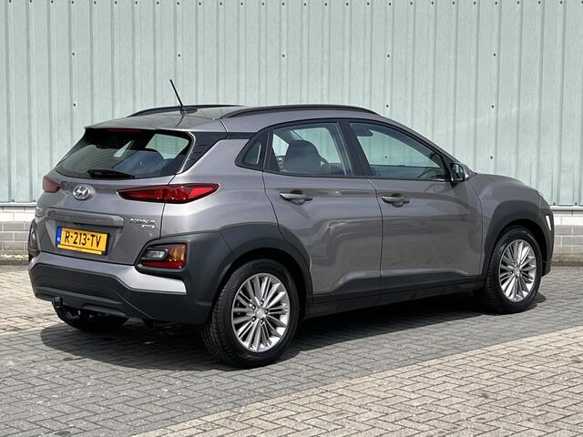 Hyundai Kona 1.6 T-GDI 4WD Fashion / Trekhaak 1.250 KG Trekgewicht / Vierseizoenenbanden / Navigatie door Apple CarPlay/Android Auto / Dealer Onderhouden / Lichtmetalen Velgen / Cruise Control / Airco / Stoel & Stuurverwarming / DAB / Achteruitrijcamera / Parkeersenso