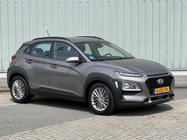 Hyundai Kona 1.6 T-GDI 4WD Fashion / Trekhaak 1.250 KG Trekgewicht / Vierseizoenenbanden / Navigatie door Apple CarPlay/Android Auto / Dealer Onderhouden / Lichtmetalen Velgen / Cruise Control / Airco / Stoel & Stuurverwarming / DAB / Achteruitrijcamera / Parkeersenso