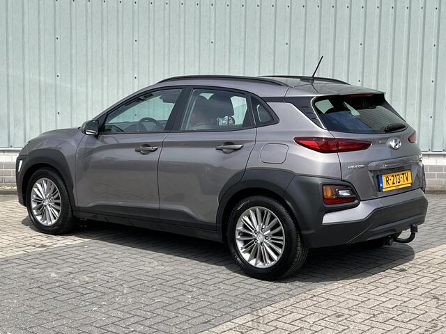 Hyundai Kona 1.6 T-GDI 4WD Fashion / Trekhaak 1.250 KG Trekgewicht / Vierseizoenenbanden / Navigatie door Apple CarPlay/Android Auto / Dealer Onderhouden / Lichtmetalen Velgen / Cruise Control / Airco / Stoel & Stuurverwarming / DAB / Achteruitrijcamera / Parkeersenso
