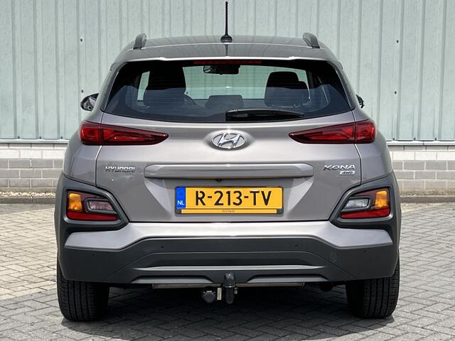 Hyundai Kona 1.6 T-GDI 4WD Fashion / Trekhaak 1.250 KG Trekgewicht / Vierseizoenenbanden / Navigatie door Apple CarPlay/Android Auto / Dealer Onderhouden / Lichtmetalen Velgen / Cruise Control / Airco / Stoel & Stuurverwarming / DAB / Achteruitrijcamera / Parkeersenso