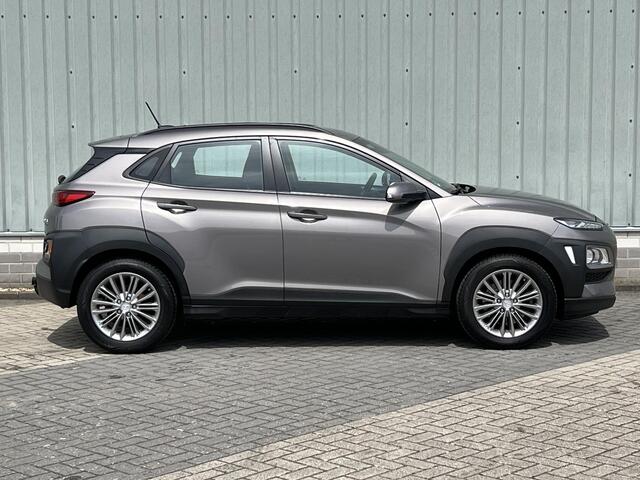 Hyundai Kona 1.6 T-GDI 4WD Fashion / Trekhaak 1.250 KG Trekgewicht / Vierseizoenenbanden / Navigatie door Apple CarPlay/Android Auto / Dealer Onderhouden / Lichtmetalen Velgen / Cruise Control / Airco / Stoel & Stuurverwarming / DAB / Achteruitrijcamera / Parkeersenso
