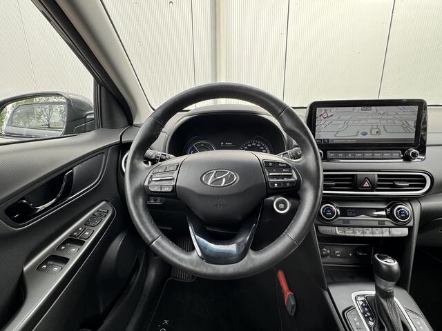 Hyundai Kona 1.6 GDI HEV Premium / Leder / Elek. Bedienbare Voorstoelen / Stoel- & Stuurverwarming / Stoelverkoeling / KRELL Audio / NL Auto / 18 Inch Zwart Licht Metalen Velgen / Trekhaak 1.300 KG Trekgewicht / Led Verlichting /