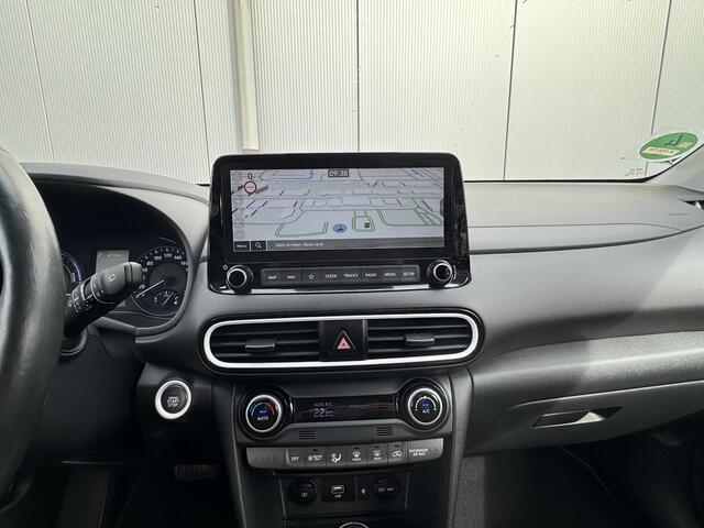 Hyundai Kona 1.6 GDI HEV Premium / Leder / Elek. Bedienbare Voorstoelen / Stoel- & Stuurverwarming / Stoelverkoeling / KRELL Audio / NL Auto / 18 Inch Zwart Licht Metalen Velgen / Trekhaak 1.300 KG Trekgewicht / Led Verlichting /