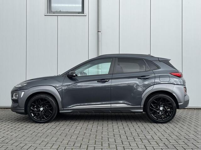 Hyundai Kona 1.6 GDI HEV Premium / Leder / Elek. Bedienbare Voorstoelen / Stoel- & Stuurverwarming / Stoelverkoeling / KRELL Audio / NL Auto / 18 Inch Zwart Licht Metalen Velgen / Trekhaak 1.300 KG Trekgewicht / Led Verlichting /