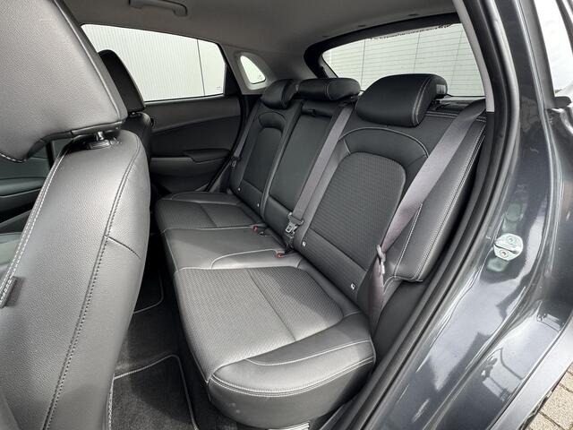 Hyundai Kona 1.6 GDI HEV Premium / Leder / Elek. Bedienbare Voorstoelen / Stoel- & Stuurverwarming / Stoelverkoeling / KRELL Audio / NL Auto / 18 Inch Zwart Licht Metalen Velgen / Trekhaak 1.300 KG Trekgewicht / Led Verlichting /