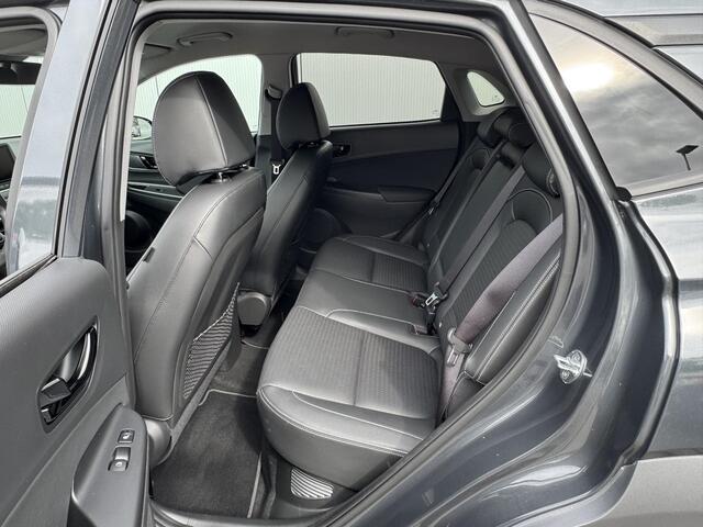 Hyundai Kona 1.6 GDI HEV Premium / Leder / Elek. Bedienbare Voorstoelen / Stoel- & Stuurverwarming / Stoelverkoeling / KRELL Audio / NL Auto / 18 Inch Zwart Licht Metalen Velgen / Trekhaak 1.300 KG Trekgewicht / Led Verlichting /