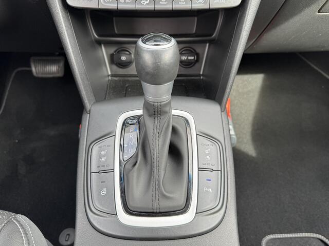 Hyundai Kona 1.6 GDI HEV Premium / Leder / Elek. Bedienbare Voorstoelen / Stoel- & Stuurverwarming / Stoelverkoeling / KRELL Audio / NL Auto / 18 Inch Zwart Licht Metalen Velgen / Trekhaak 1.300 KG Trekgewicht / Led Verlichting /