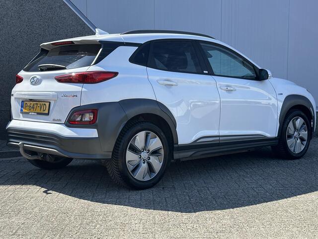 Hyundai Kona EV Fashion 64 kWh Navigatie / Cruise control / Camera / Apple carplay - Android auto / Parkeersensoren / Vierseizoensbanden