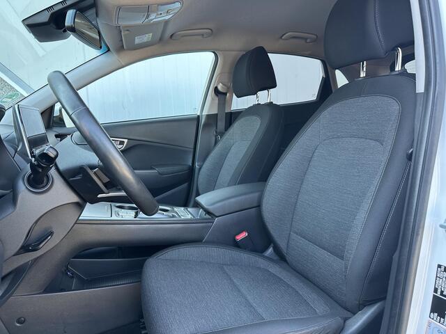Hyundai Kona EV Fashion 64 kWh Navigatie / Cruise control / Camera / Apple carplay - Android auto / Parkeersensoren / Vierseizoensbanden
