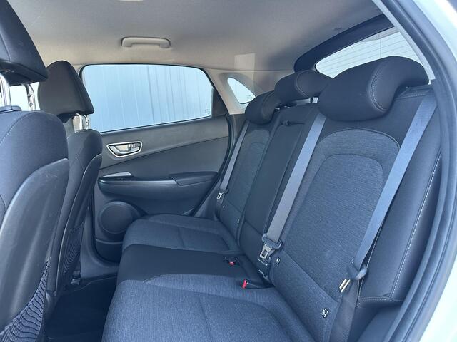 Hyundai Kona EV Fashion 64 kWh Navigatie / Cruise control / Camera / Apple carplay - Android auto / Parkeersensoren / Vierseizoensbanden