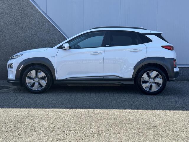 Hyundai Kona EV Fashion 64 kWh Navigatie / Cruise control / Camera / Apple carplay - Android auto / Parkeersensoren / Vierseizoensbanden